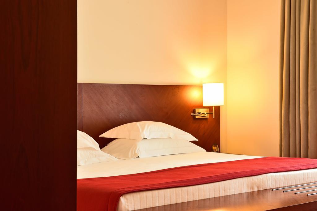 Classic Double or Twin Room,329673556:JPEG